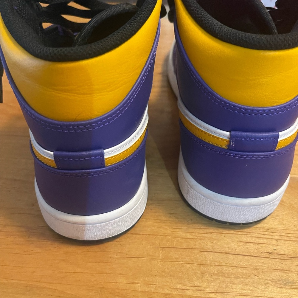 Gently used Nike Air Jordan 1 - Lakers - Picture 5 of 8